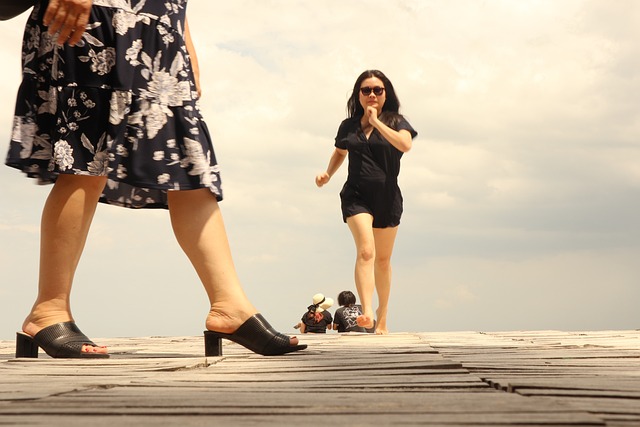 Chůze bez obuvi ve městě: Co říkají odborníci?