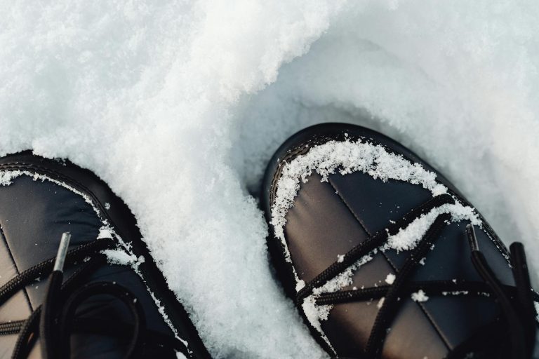 Teplo, styl a jistý krok: Dámské zimní boty pro každodenní nošení